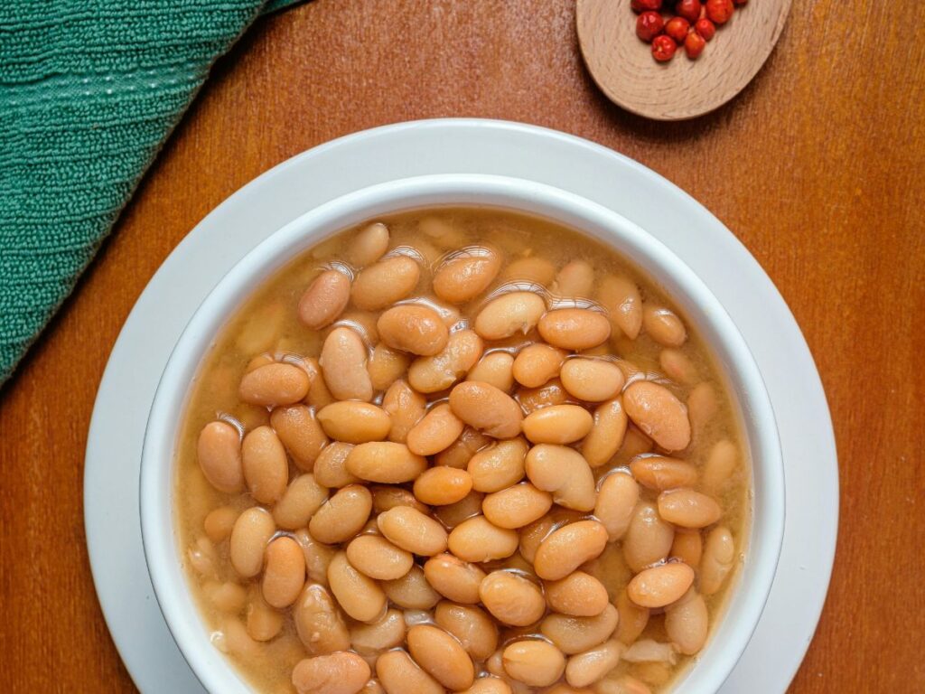 Ciotola di fagioli del Casentino serviti in brodo con spezie