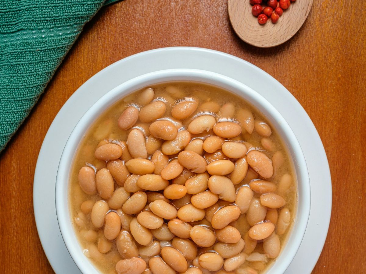 Ciotola di fagioli del Casentino serviti in brodo con spezie