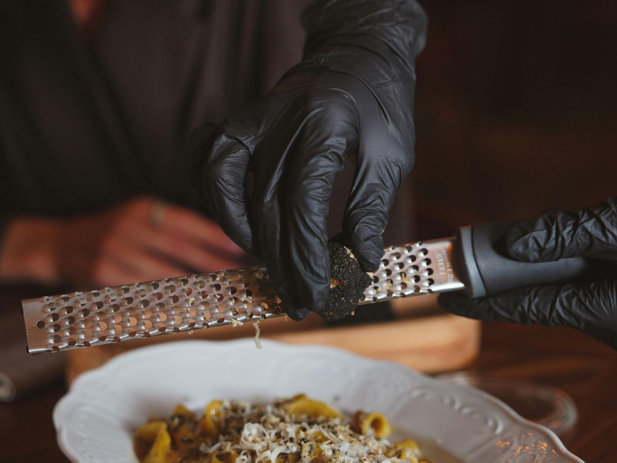 Grattugiatura di tartufo fresco del Casentino sopra un piatto di pasta